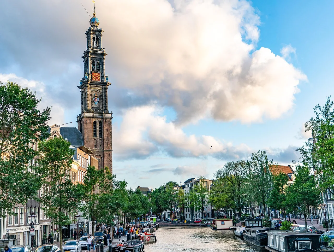 De Westertoren aan de gracht in Amsterdam
